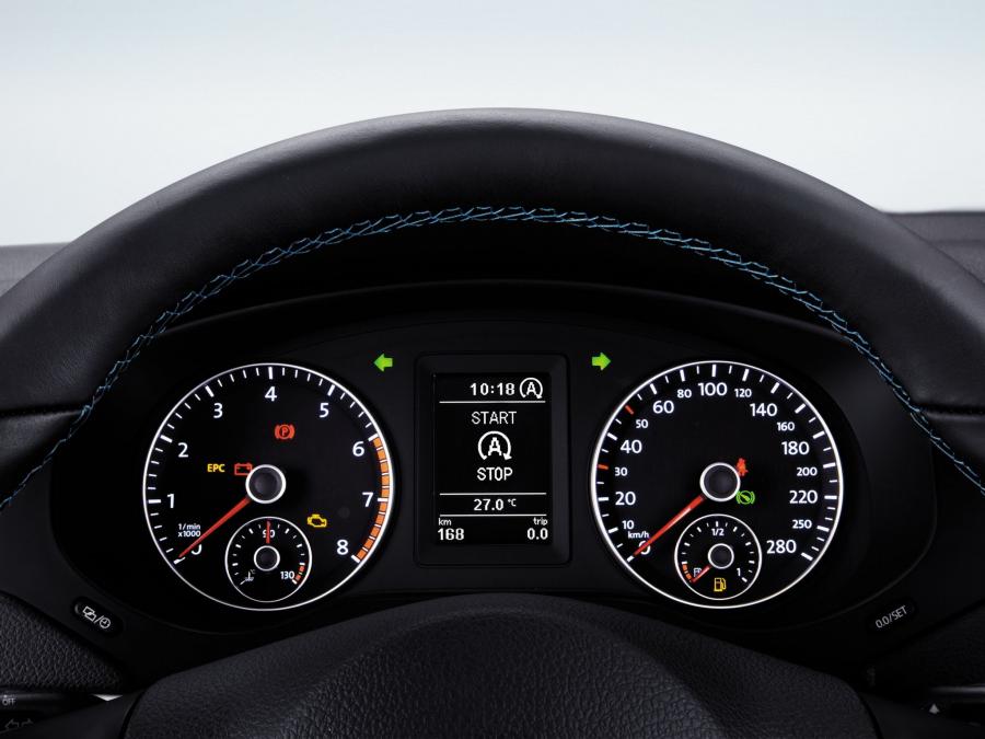  Volkswagen Sagitar Bluemotion 2013 года  (фото 2 из 8)
